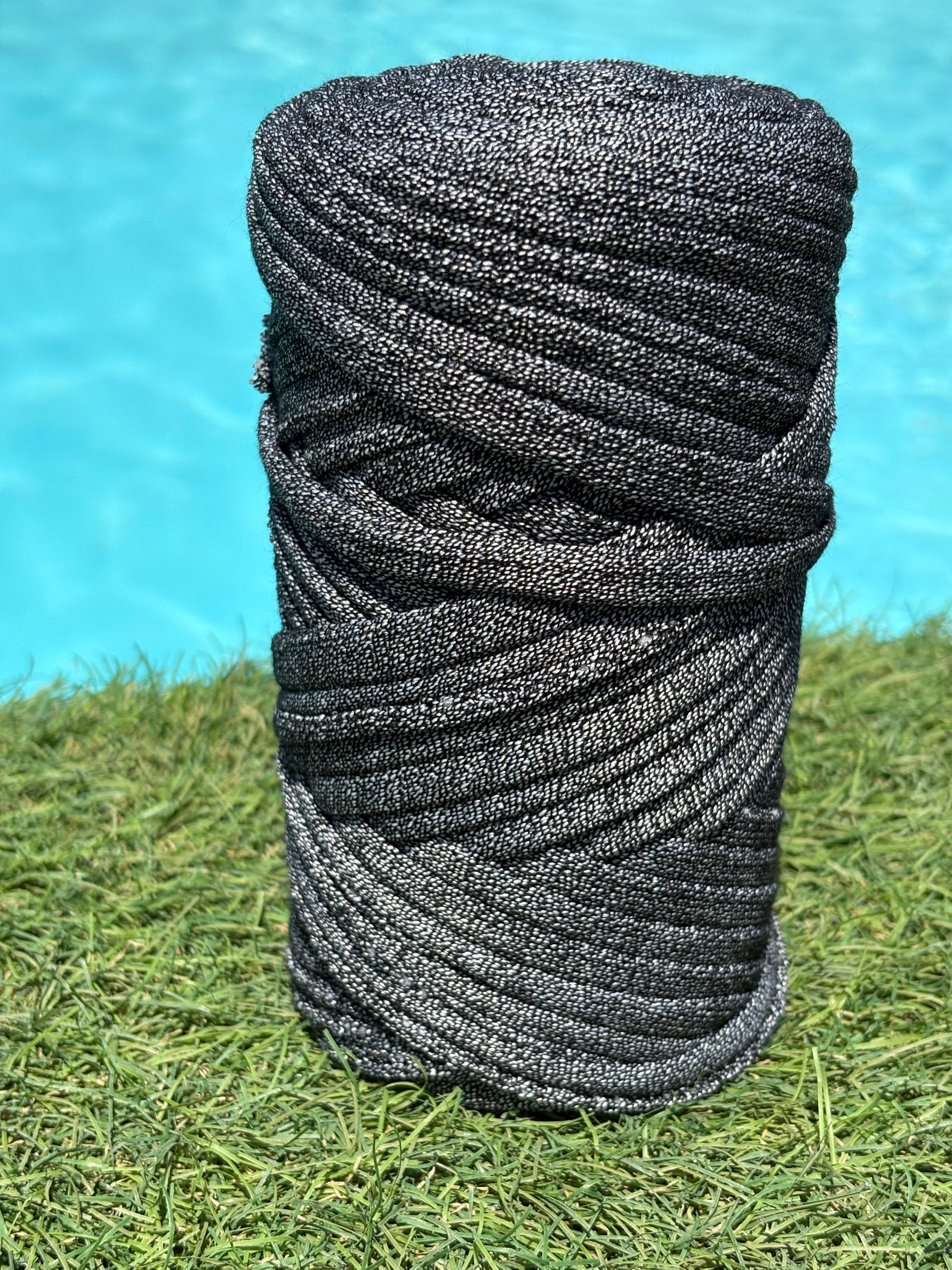 PELOTES DE FILS T-SHIRT S NOIR AVEC POINT BLANC Les créations de Rosita